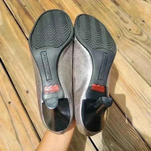 Hush Puppies Women's Low Heels SZ 8 Metallic Silver Color - Picture 6 of 12